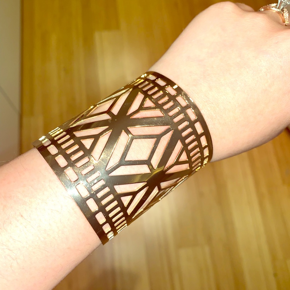 Shiny yellow gold fashion bracelet from forever 21